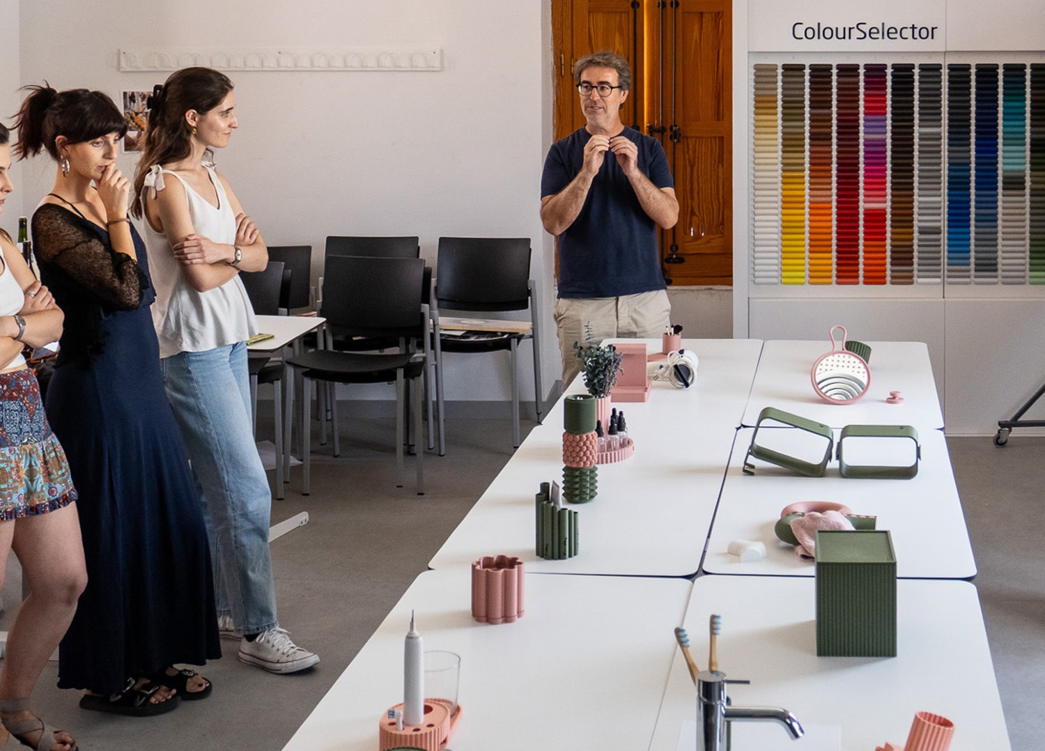 Royo colabora con estudiantes de CEU y EASD para ima...