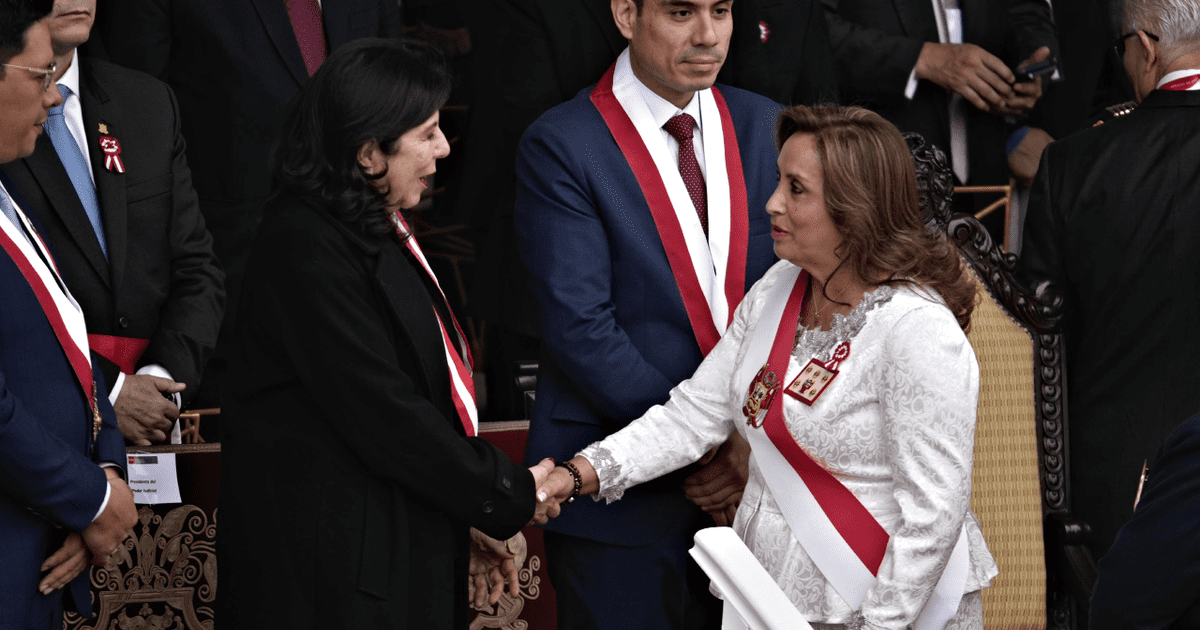 Dina Boluarte y el ‘frío’ saludo con pr...