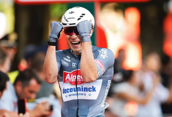 Deceuninck celebra los triunfos del equipo Alpecin-D...