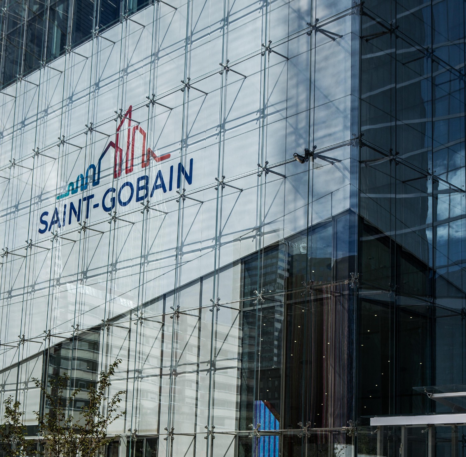 Saint-Gobain logra un margen operativo récord del 1...