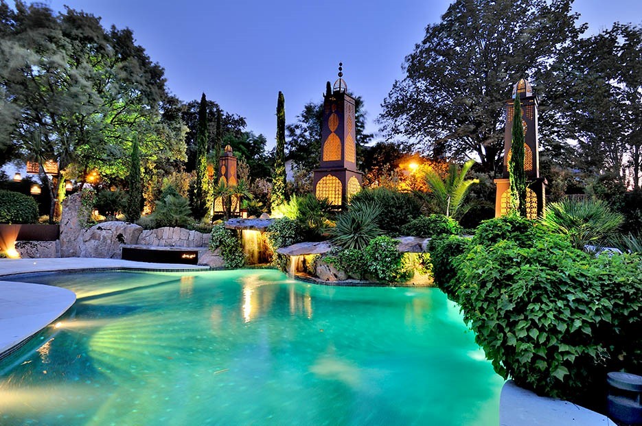 El paisajismo nocturno convierte el jardín en una e...
