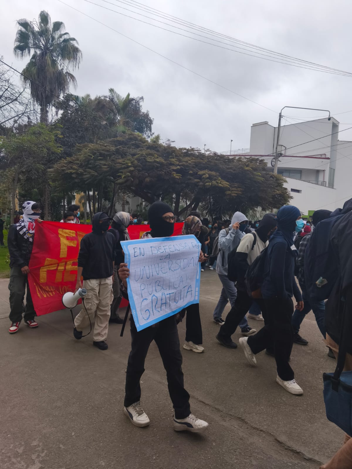 Estudiantes toman San Marcos en contra de 'priv...